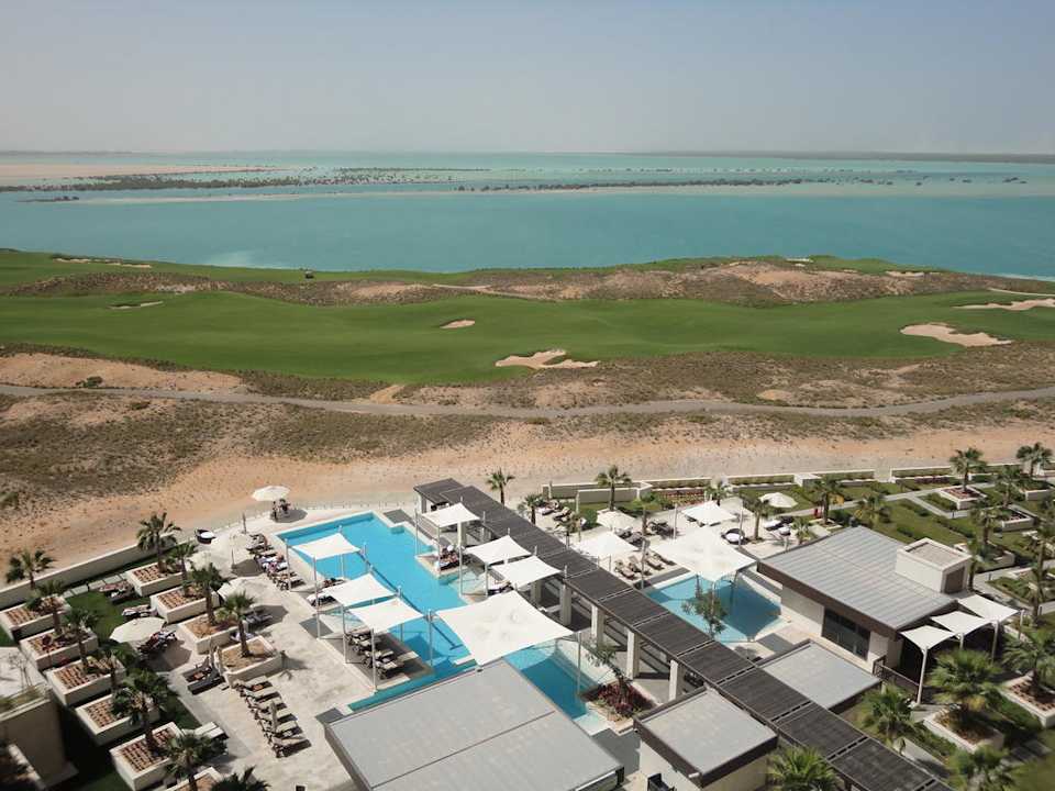 Pool im Innenhof Crowne Plaza Hotel Yas Island