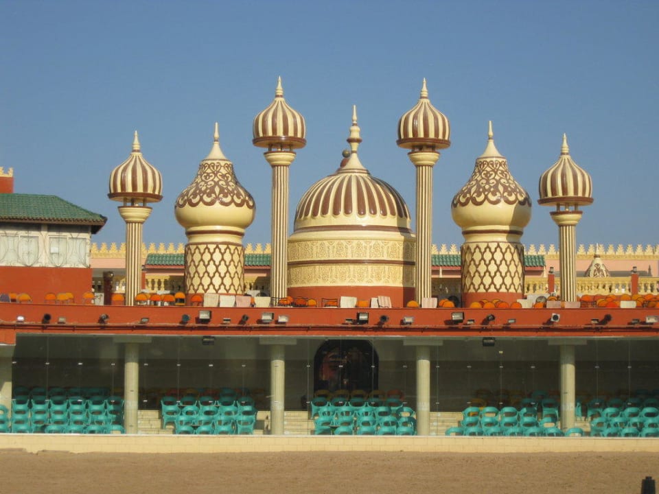 Здесь проходит супер-шоу Pickalbatros Alf Leila Wa Leila Resort - Neverland Hurghada