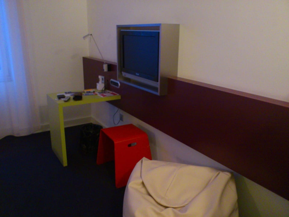 Tv mit kleiner Schreibtisch und Sitzsack ibis Styles Hamburg Alster City
