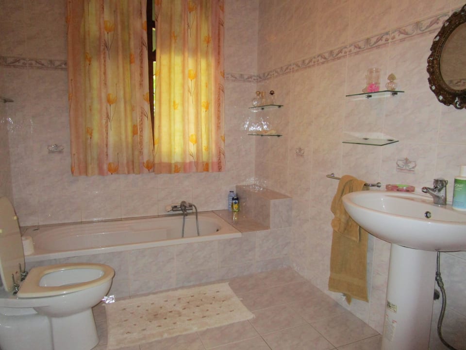 Grossräumige Badezimmer Srinik Guest House