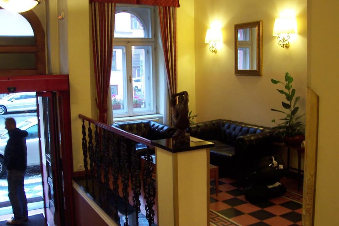 Eingang und Lobbybereich Hotel Tivoli