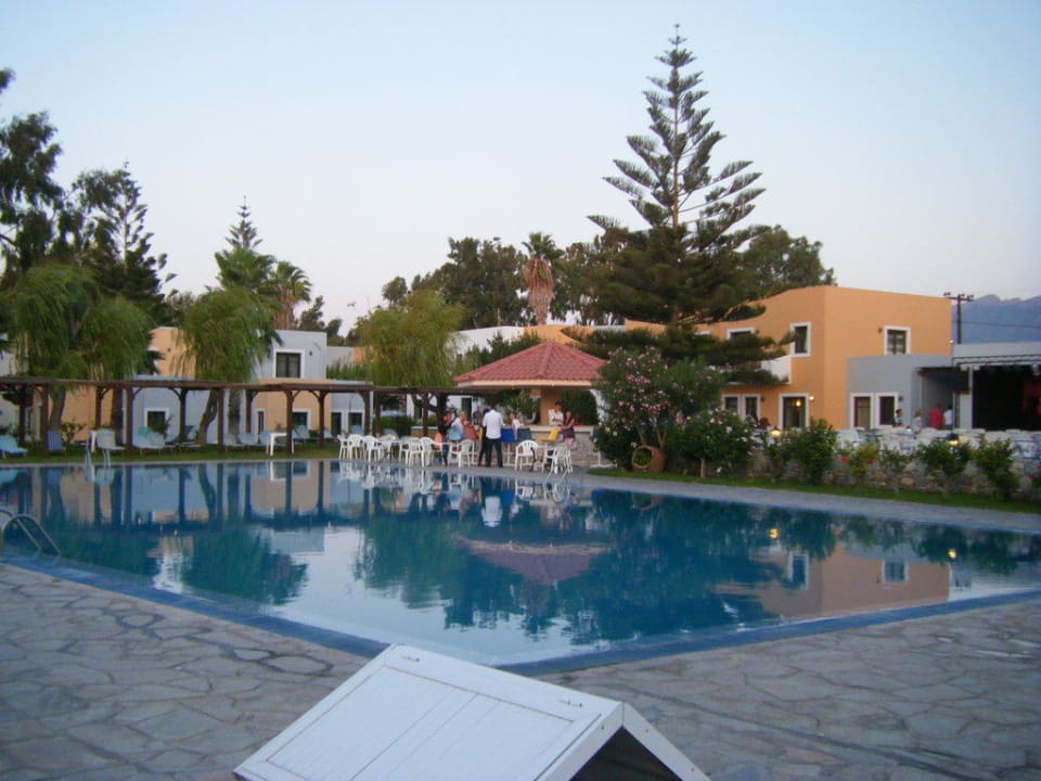Kleiner Pool mit Poolbar Atlantica Marmari Beach