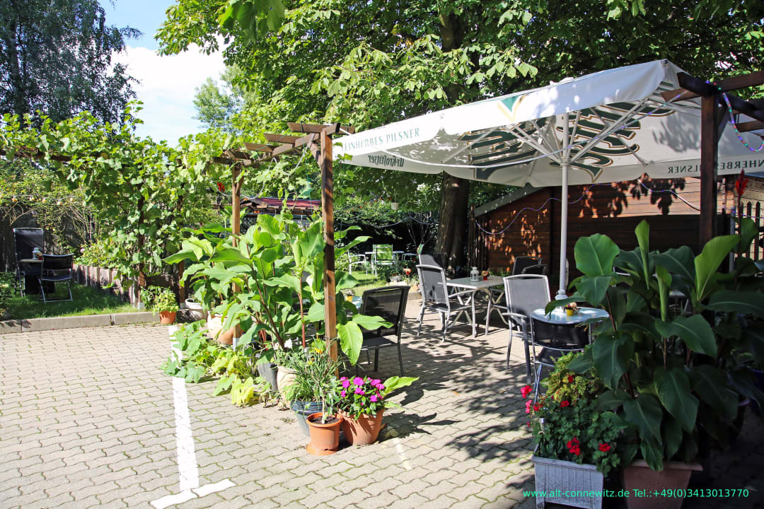 &quot;Unser Freisitz im schönsten Garten Ambiente&quot; Ihr Hotel