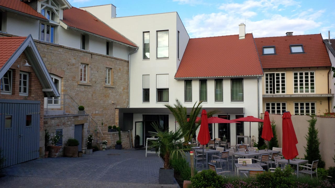 Eingangsbereich vom Parkplatz mit Sitzecke Weinhaus Henninger Hotel