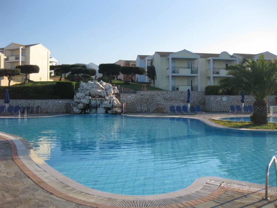 Blick über den Aktivpool in Richtung Hotelanlage Hotel Mareblue Beach