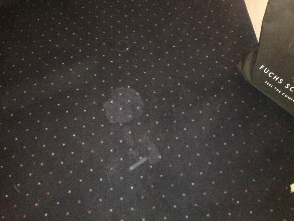 Flecken auf dem Teppich im Superior-Zimmer Tryp by Wyndham Bremen Airport