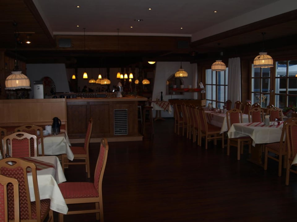 Blick in das unterteilte Restaurant Hotel Bannwaldsee