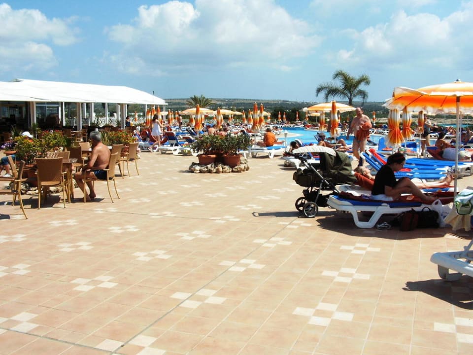 Pool mit Bar Asterias Beach