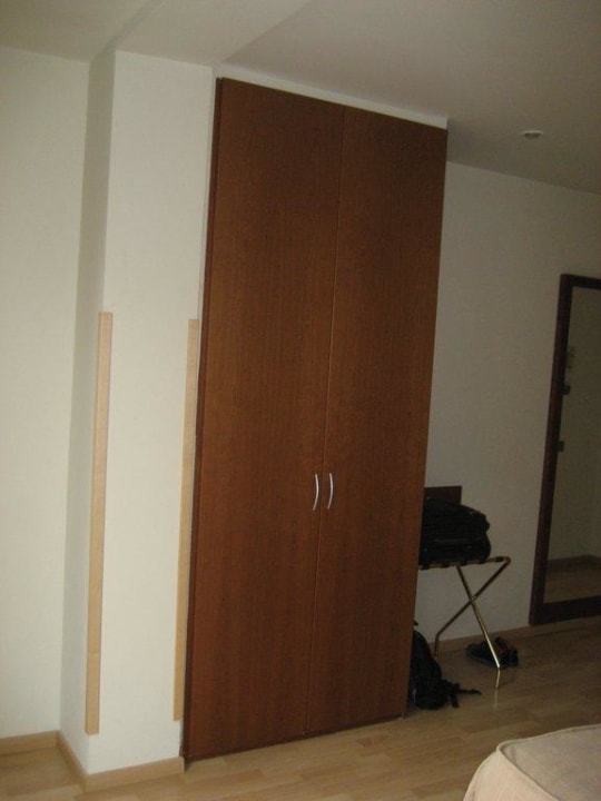 Kleiderschrank mit Safe Hotel Via Augusta