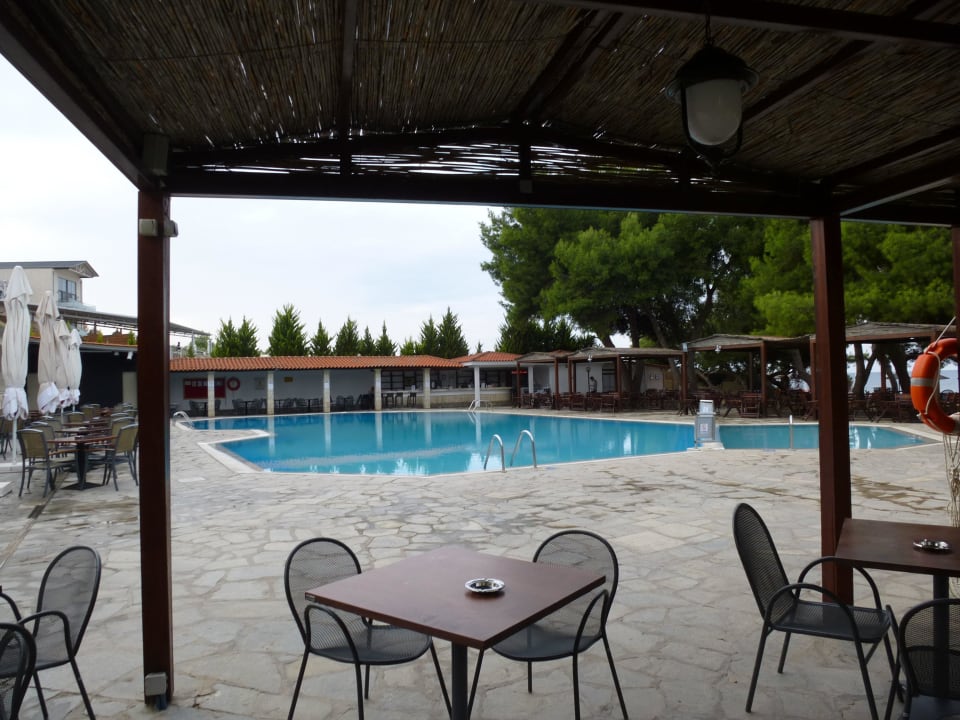 Poolbereich mit Bar Hotel Portes Beach