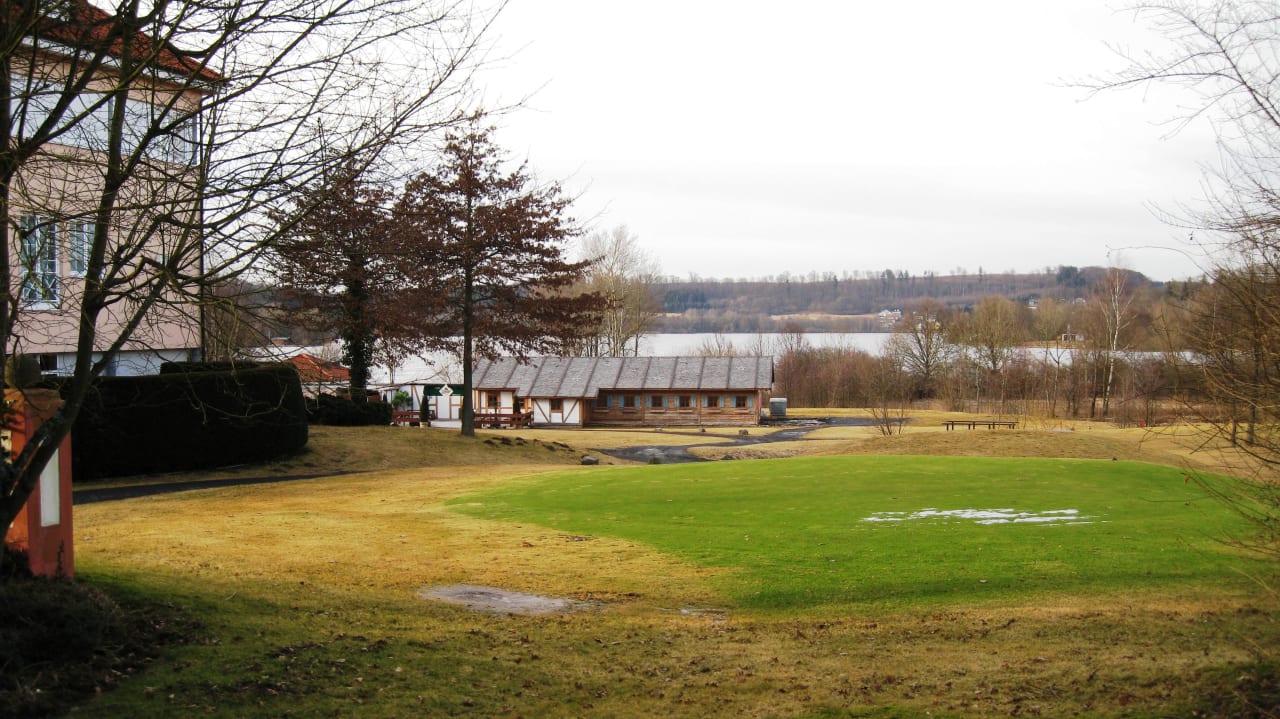 Rechts neben dem Hotel Golf & Sporthotel Wiesensee
