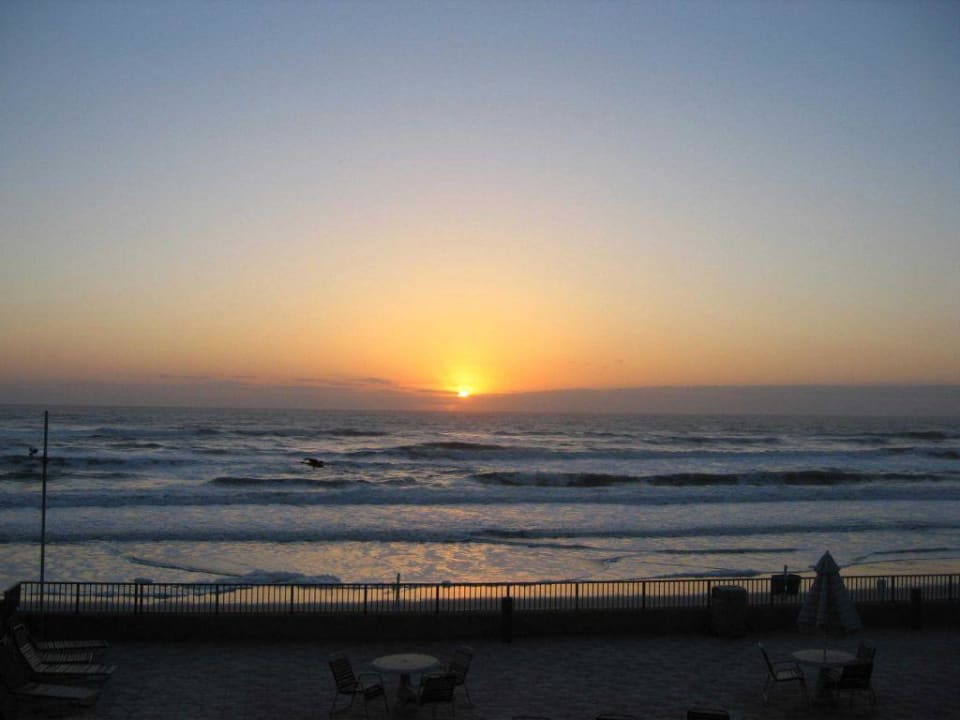 Sonnenaufgang vor dem Fesnter La Quinta Inn & Suites Oceanfront Daytona Beach