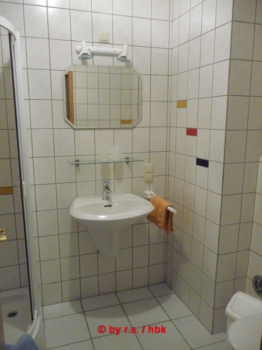 Großes Bad, Waschbecken, WC. hell + sauber Ferienwohnung Moselurlaub Kolb