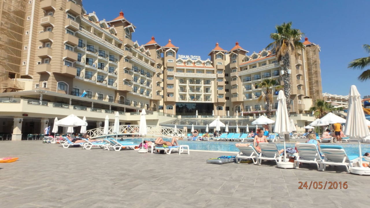 Blick vom Pool zum Hotel Side Mare Resort & Spa