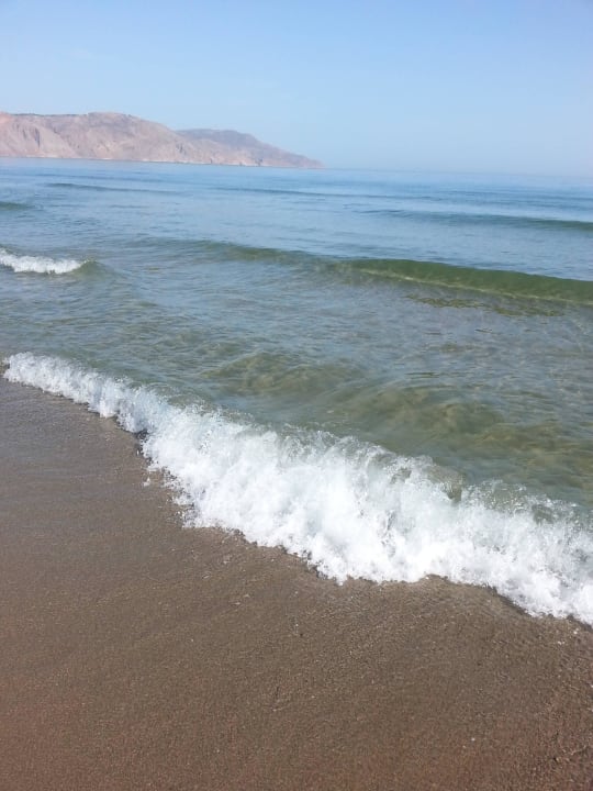 Das Meer ist friedlich. Vantaris Luxury Beach Resort