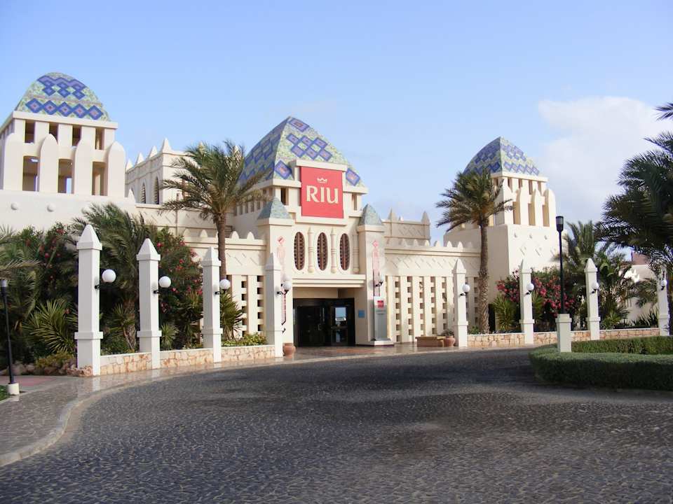 Haupteingang Hotel Riu Karamboa