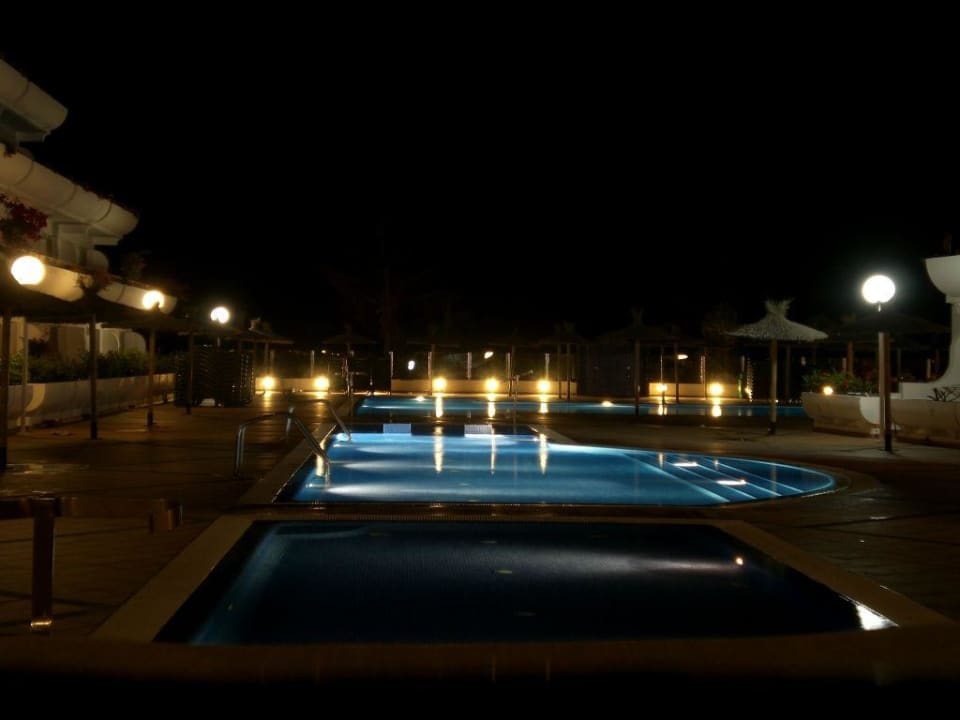 Der Pool am Abend allsun App.-Hotel Barlovento