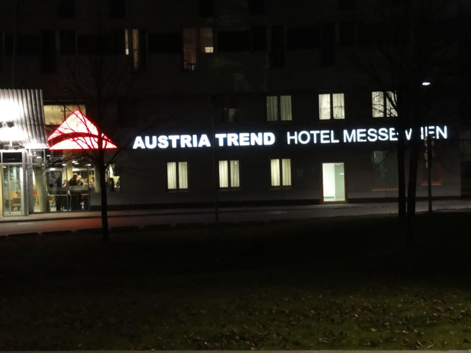 Schriftzug bei Nacht Spark by Hilton Vienna Messe Prater