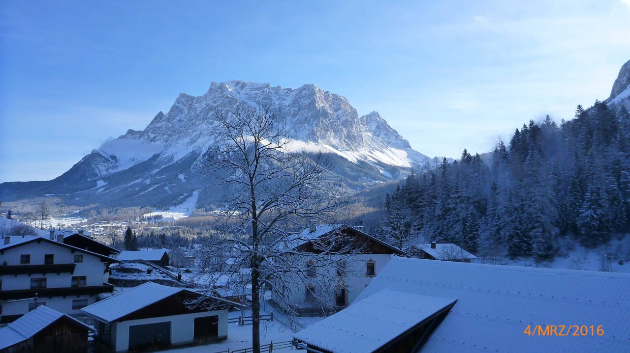 Ausblick vom Balkon zur Zugspitze Hotel Gasthof Zum Goldenen Löwen