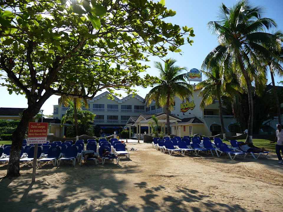 Liegen am Strand Hotel Rooms on the Beach by Superclubs
