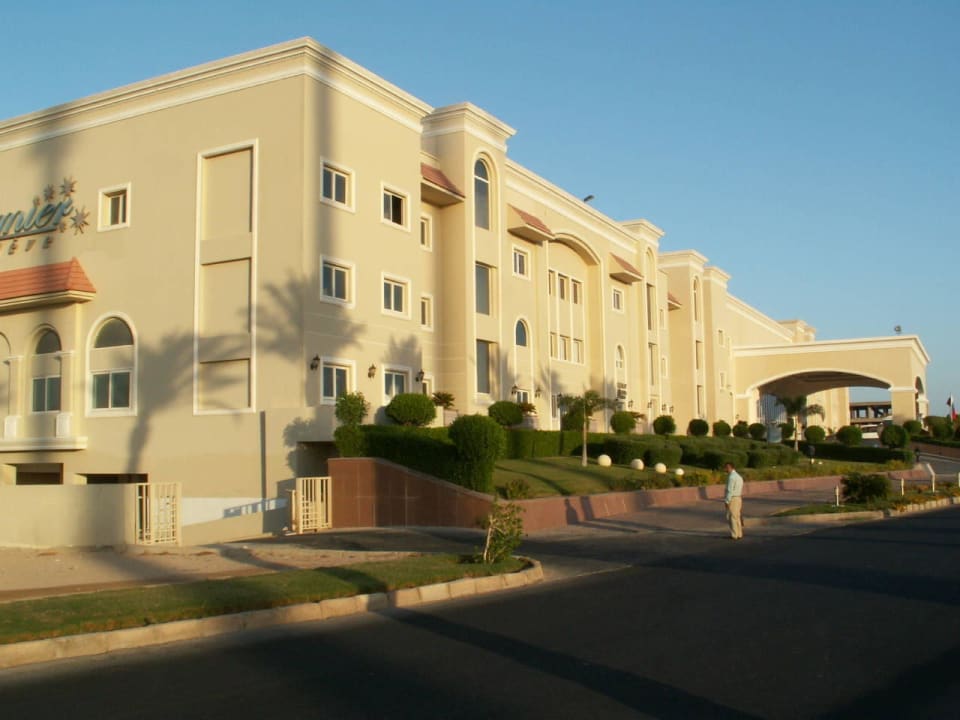 Front i strona zachodnia hotelu Premier Le Reve Hotel & Spa