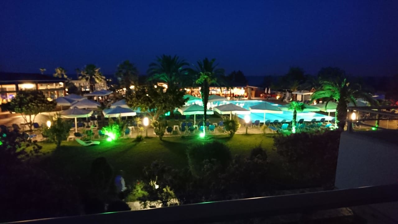 Bei Nacht. alltoura Club Hotel Poseidon Palace