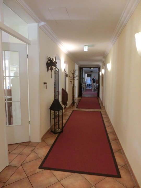 Flur zur Bar und Restaurant Hotel Ampervilla