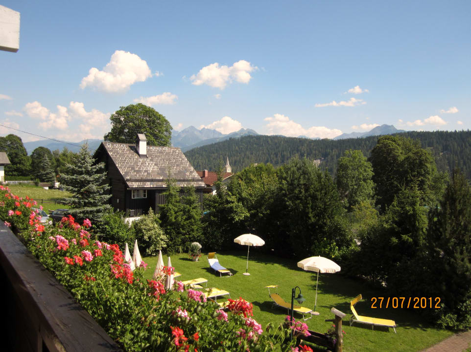 Liegewiese vom Balkon aus Ferienhotel Knollhof