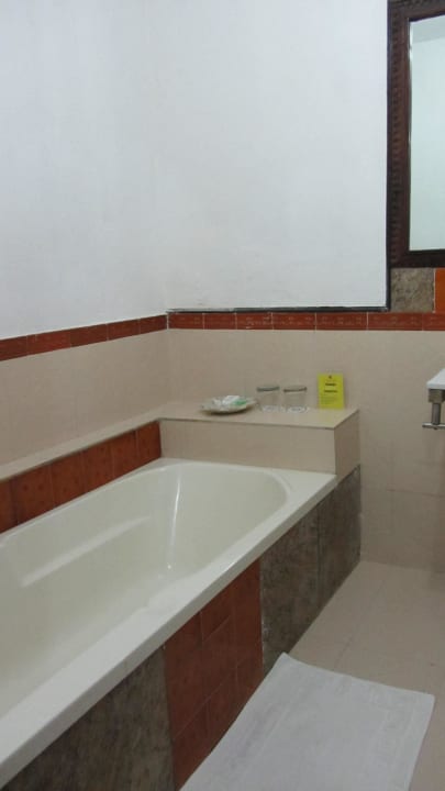 Badewanne im Bad Hotel Ranbanka Palace