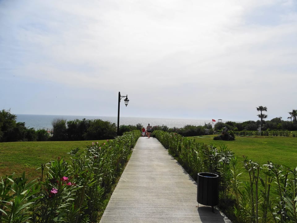Weg zum Strand Alba Queen Hotel