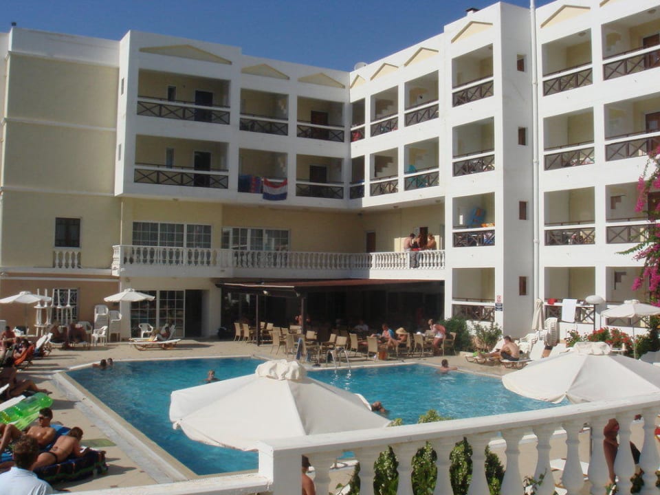 Na zewnątrz hotelu Hersonissos Palace