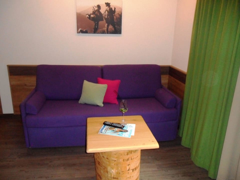 Gemütliche Couch im Zimmer Hotel DIE SONNE