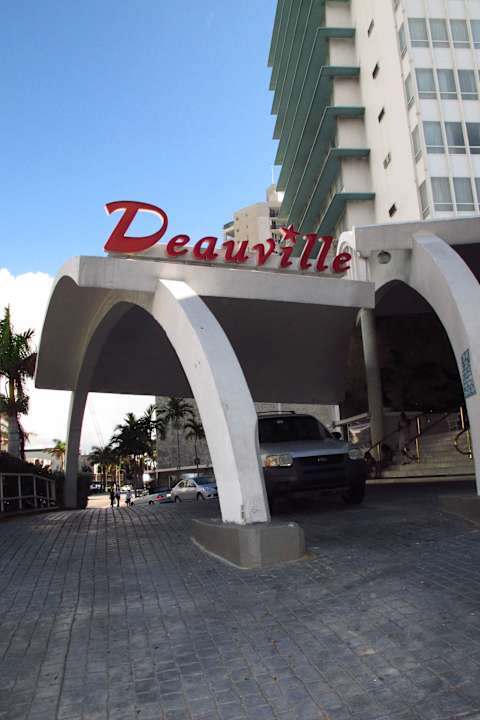Hoteleingang Deauville Beach Resort