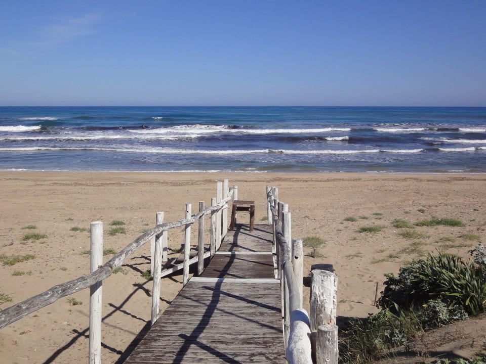 Hotelstrand morgens Is Arenas Resort