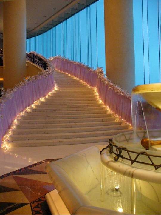 Dekorierte Lobby für eine Hochzeit Harbour Grand Kowloon