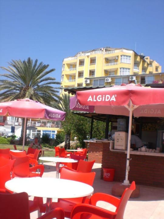 Blick von der Bar aufs Hotel Incekum Su Hotel