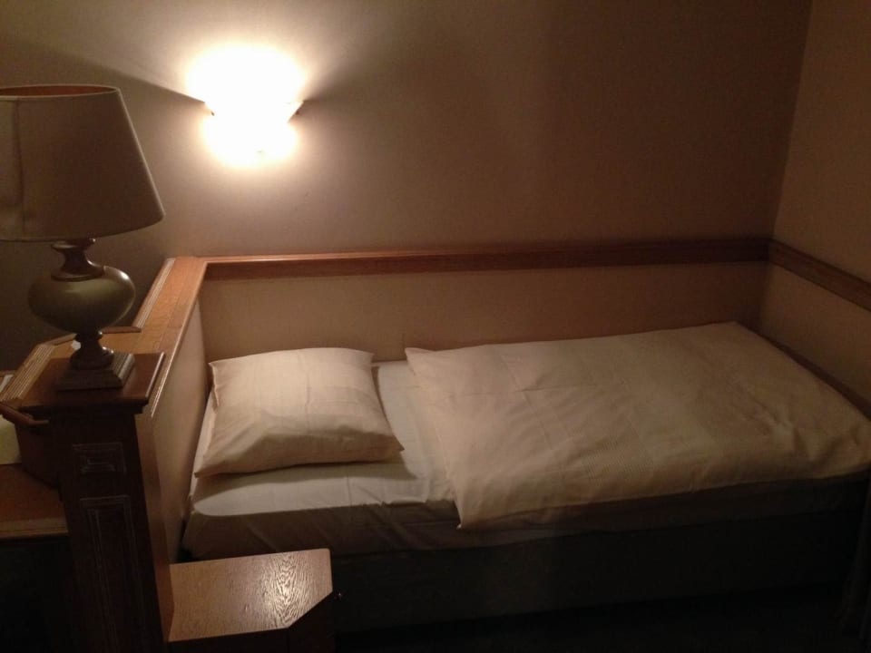 Das "eingemauerte" Bett - nicht angenehm Centro Hotel Stern