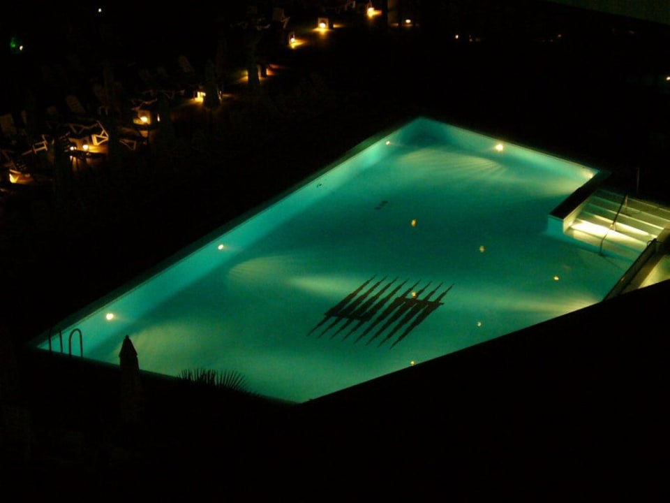 Außenpool bei Nacht Hotel Serrano Palace
