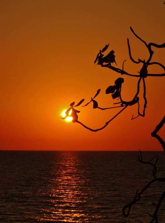 Die Sonne geht unter - Terrasse am Nebengebäude Hotel Sandoway Resort
