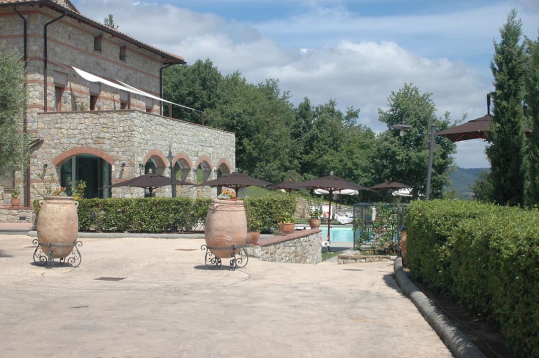 Aussenansicht mit Blick zum Pool CDH Hotel Radda