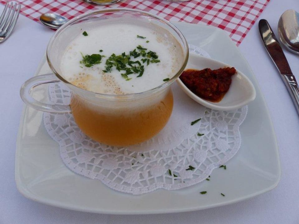 Vorspeise Tomatencreme mit Milchschaum & Pesto Hotel & Gasthaus Goldener Hirsch