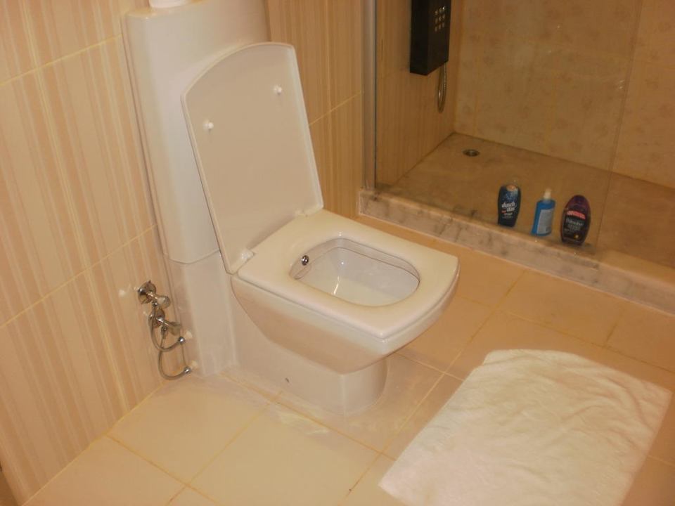 Bad mit Waschbecken, Dusche und Toilette Oscar Resort Hotel