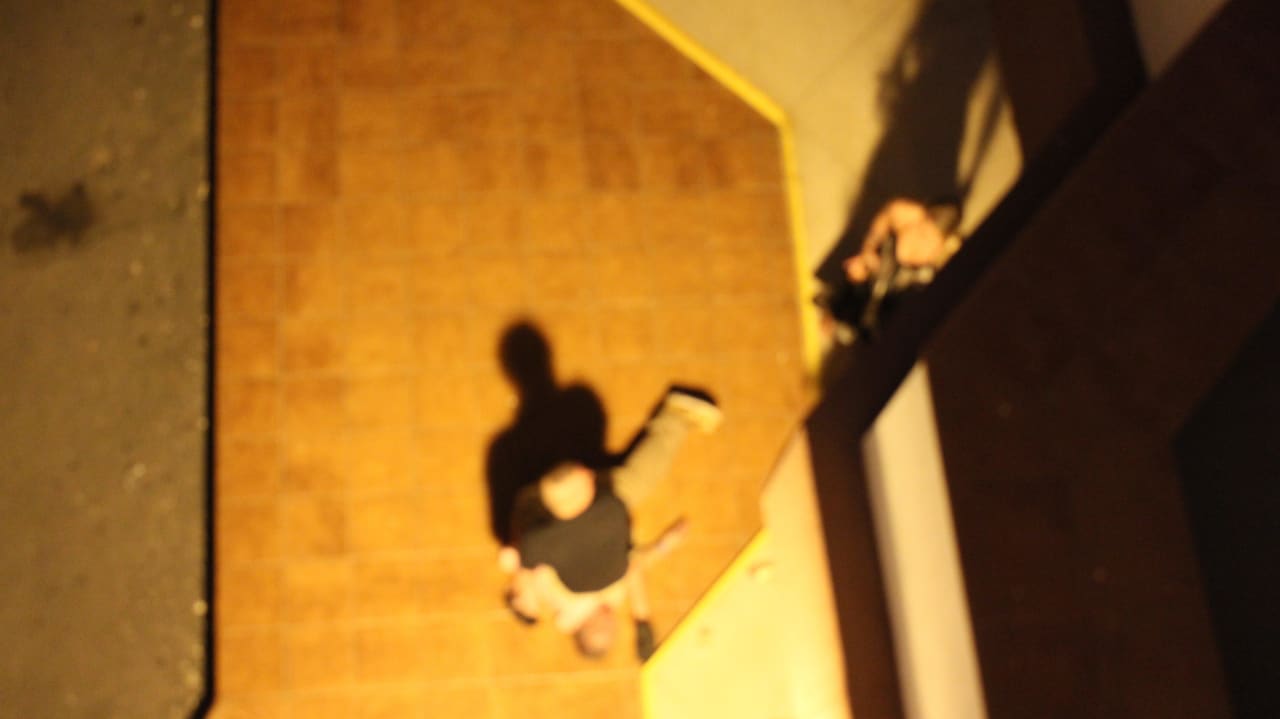 Английские пьяньчужки ночью у входа в отель Hotel Catalonia Punta del Rey