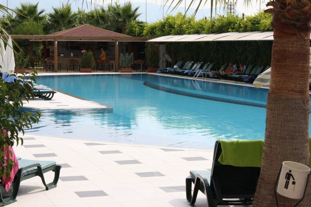 Pool mit Bar Hane Family Resort