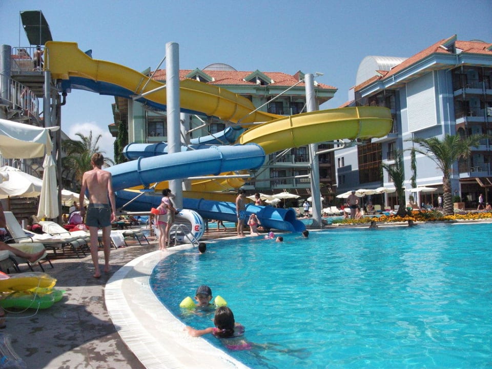 Pool des Hotels mit zwei Rutschen Hotel Turan Prince