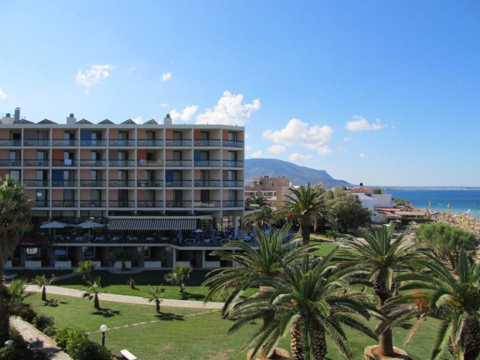 Blick von der Villa aufs Haupthaus Calimera Sirens Beach