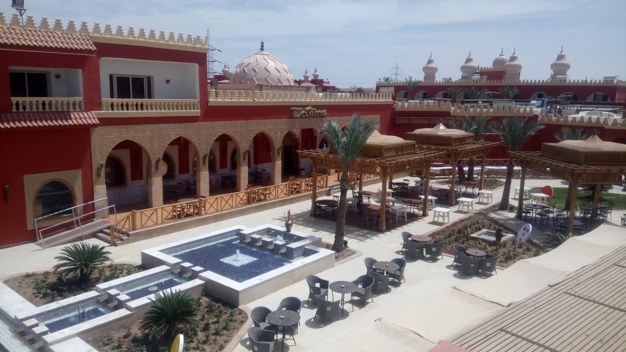 Grosser Platz mit den Restaurants von oben Pickalbatros Alf Leila Wa Leila Resort - Neverland Hurghada