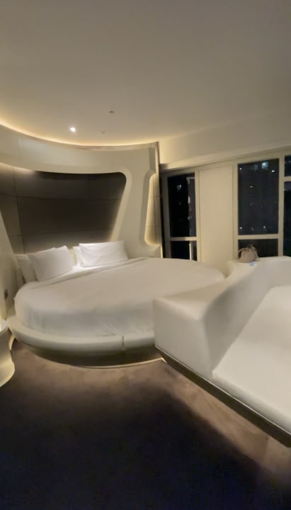 Zimmer V Hotel Dubai, Curio Collection by Hilton