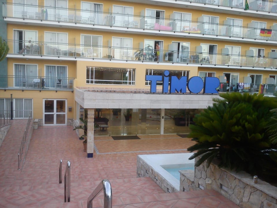 Der Haupteingang vom Hotel mit Blick in die Lobby Hotel Timor