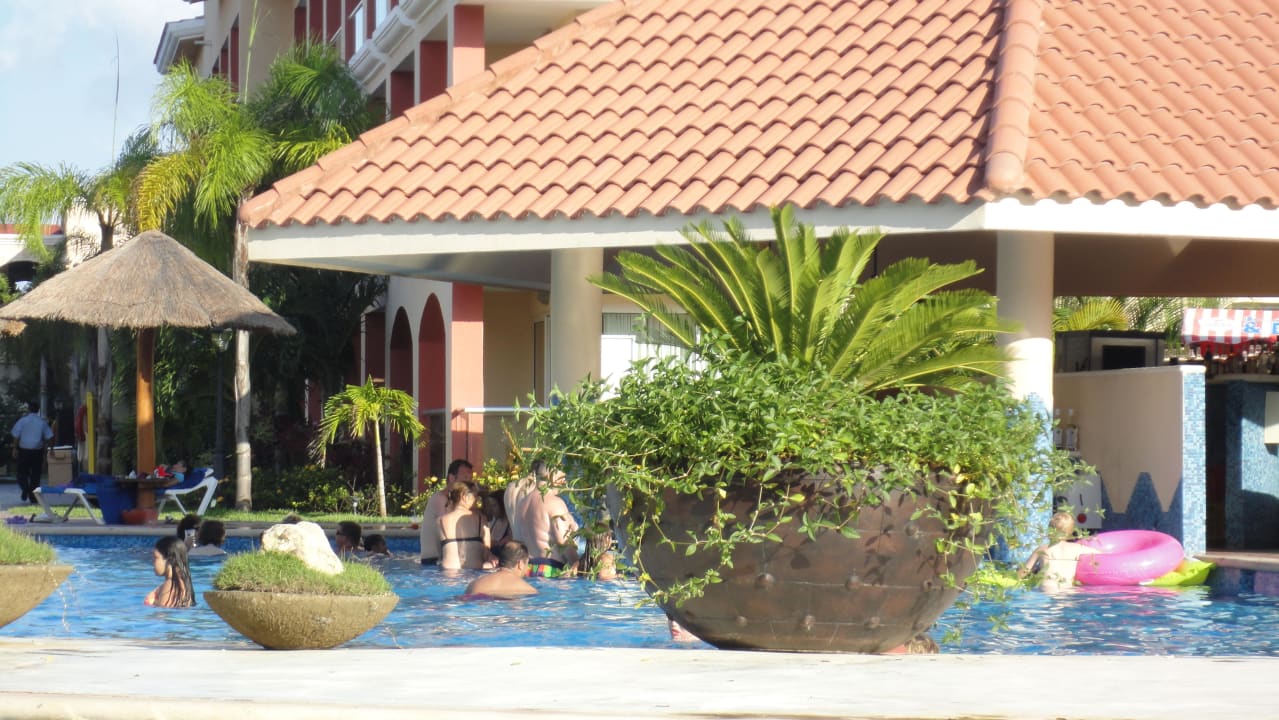 Poolbar Sandos Playacar Beach Resort